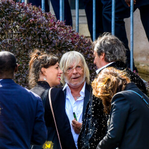 Le chanteur Renaud (Renaud Séchan) et sa compagne Cerise (de son vrai prénom Christine) avec Jean-Luc Reichmann et sa femme Nathalie Lecoultre - Mariage d'Hugues Aufray et de Murielle Mégevand à la mairie de Marly-Le Roy, France, le 2 septembre 2023. 