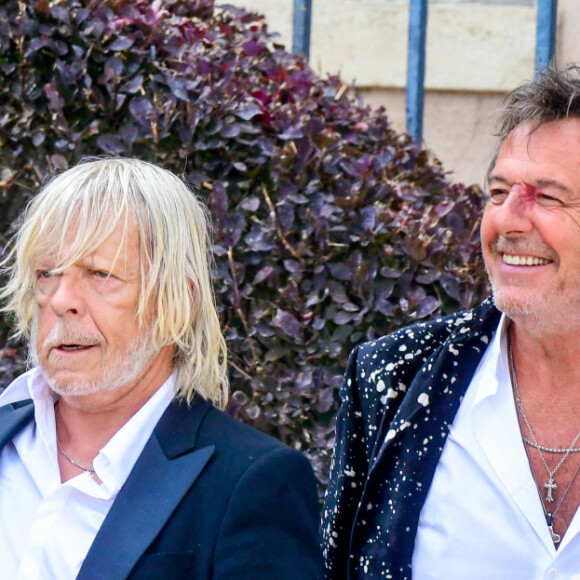 Le chanteur Renaud (Renaud Séchan), sa compagne Cerise (de son vrai prénom Christine), Jean-Luc Reichmann, Murielle Mégevand, Hugues Aufray et Nathalie Lecoultre - Mariage d'Hugues Aufray et de Murielle Mégevand à la mairie de Marly-Le Roy, France, le 2 septembre 2023. 