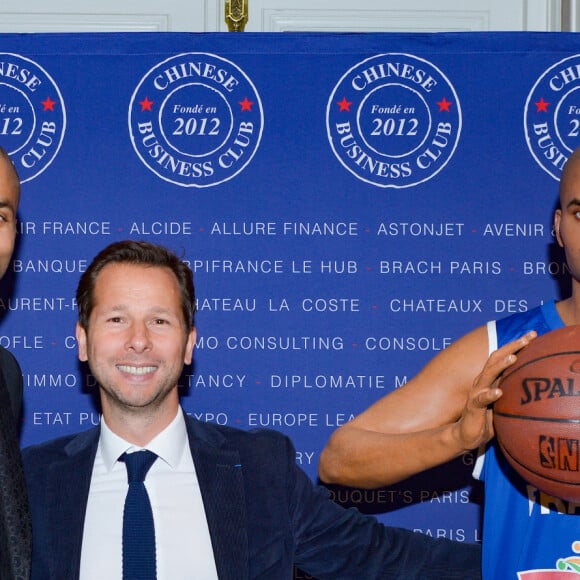 Lors de cet événement, Tony Parker, meilleur basketteur français de tous les temps, a répondu aux questions de chefs d'entreprise, entrepreneurs, investisseurs, diplomates, leaders d'opinion et médias.
Exclusif - Tony Parker et Harold Parisot, Président du Chinese Business Club - Le Chinese Business Club ouvre sa saison des déjeuners officiels avec T.Parker en invité d'honneur au Westin Paris Vendôme le 2 février 2024. © Rachid Bellak / Bestimage 