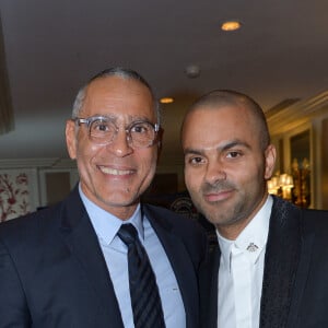 Pour ce repas prestigieux, l'interprète du titre Pas besoin de toi portait également un costume noir. 
Exclusif - Richard Dacoury et Tony Parker - Le Chinese Business Club ouvre sa saison des déjeuners officiels avec T.Parker en invité d'honneur au Westin Paris Vendôme le 2 février 2024. © Rachid Bellak / Bestimage 