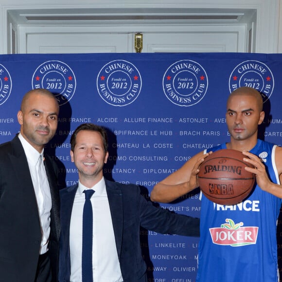 À la table d'honneur, l'artiste et l'ancien basketteur étaient accompagnés de nombreuses personnalités dont Pascal Boniface, Richard Dacoury ou encore Pascal Gentil.
Exclusif - Tony Parker et Harold Parisot, Président du Chinese Business Club - Le Chinese Business Club ouvre sa saison des déjeuners officiels avec T.Parker en invité d'honneur au Westin Paris Vendôme le 2 février 2024. © Rachid Bellak / Bestimage 