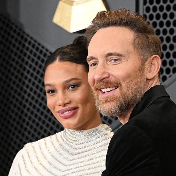 Cette dernière a confirmé la bonne nouvelle en affichant son ventre déjà bien rond dans une robe blanche, longue, vaporeuse. 
David Guetta et sa compagne Jessica Ledon, enceinte - 66e édition des Grammy Awards à la Crypto.com Arena à Los Angeles le 4 février 2024.