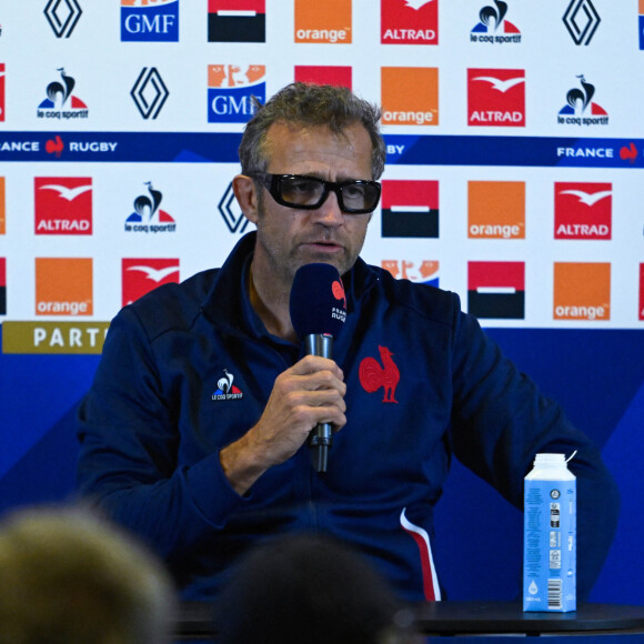 Le sélectionneur de l'équipe de France de rugby Fabien Galthié lors de sa conférence de presse très attendue après l’élimination du XV de France en quarts de finale de Coupe du monde face à l’Afrique du Sud, à Paris, France, le 8 novembre 2023. © Federico Pestellini/Panoramic/Bestimage