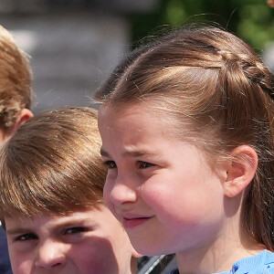 Avant la princesse Charlotte, première fille à passer avant ses frères ! 
Le prince George de Cambridge, le prince Louis et la princesse Charlotte - Les membres de la famille royale regardent le défilé Trooping the Colour depuis un balcon du palais de Buckingham à Londres lors des célébrations du jubilé de platine de la reine le 2 juin 2022. 