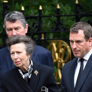La princesse Anne d'Angleterre, Peter Phillips, Zara Tindall - La famille royale d'Angleterre devant le parterre de fleurs en hommage à la reine Elisabeth II d'Angleterre devant le château de Balmoral. Le 10 septembre 2022