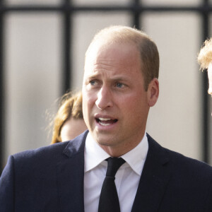 Le prince de Galles William, le prince Harry, duc de Sussex à la rencontre de la foule devant le château de Windsor, suite au décès de la reine Elisabeth II d'Angleterre. Le 10 septembre 2022 