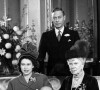 Son grand-père Edward est aussi mort d'un cancer.
Edward VII, la reine Mary, Elizabeth II et son fils Charles, décembre 1948. 