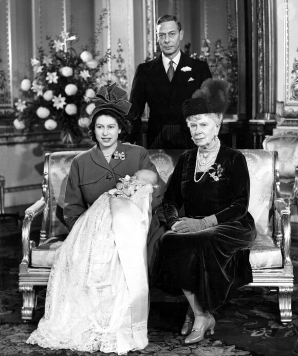 Son grand-père Edward est aussi mort d'un cancer.
Edward VII, la reine Mary, Elizabeth II et son fils Charles, décembre 1948. 