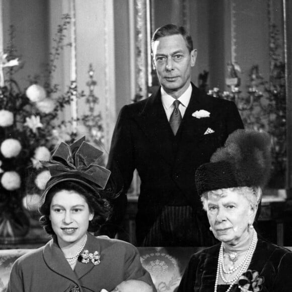 Son grand-père Edward est aussi mort d'un cancer.
Edward VII, la reine Mary, Elizabeth II et son fils Charles, décembre 1948. 