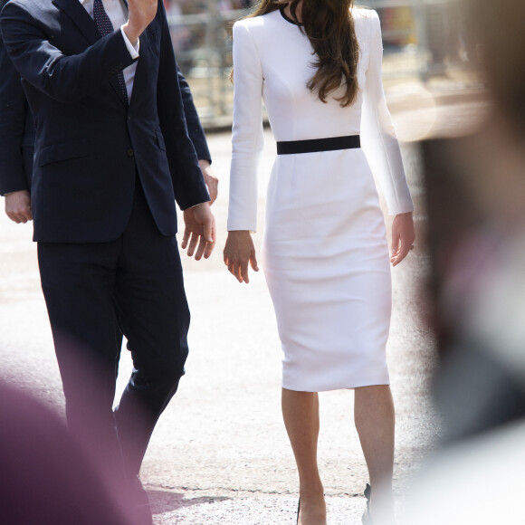 Le prince William, prince de Galles, et Catherine (Kate) Middleton, princesse de Galles, saluent des sympathisants lors d'une promenade à l'extérieur du palais de Buckingham à Londres, Royaume Uni, le 5 mai 2023, à la veille du couronnement du roi d'Angleterre. 