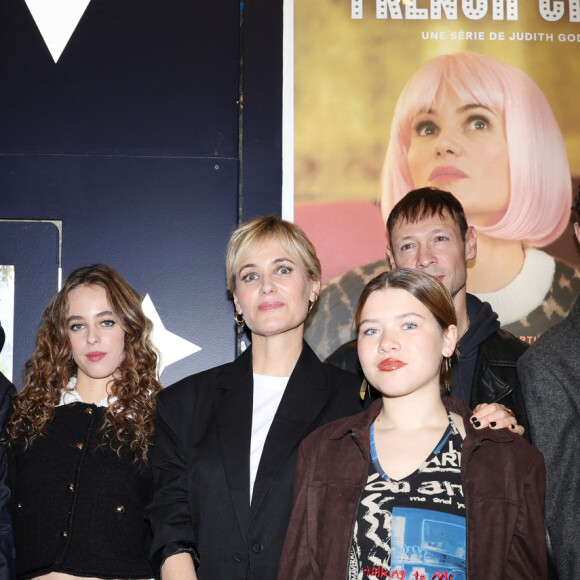 Depuis la promotion de sa série "Icon of French Cinema" qui s'inspire de son vécu, elle évoque ce couple qui n'en était pas un
Semi-Exclusif - Judith Godreche, entourée de ses enfants Tess Barthelemy et son demi frère Noe Boon, et de son équipe du film - Première du film "Icon of the french cinema" au Silencio à Paris. Le 8 décembre 2023 © Denis Guignebourg / Bestimage