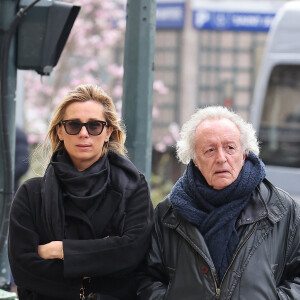 Le pied-à-terre est familial puisqu'il vit avec sa femme Laure et leurs jumelles de 13 ans, Louise et Lola 
Didier Barbelivien et sa femme Laure - Obsèques de Päl Sarkozy de Nagy Bocsa, le père de Nicolas Sarkozy, en l'église Saint-Jean Baptiste à Neuilly sur Seine le 9 mars 2023. © Dominique Jacovides / Bestimage 