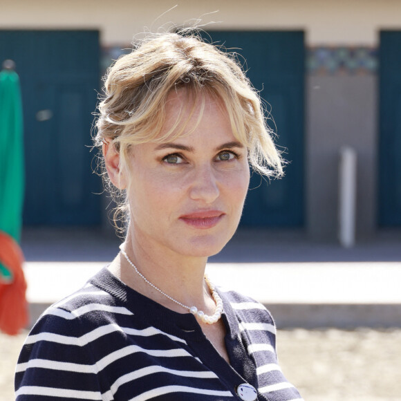 Après Judith Godrèche donc, qui a également porté plainte contre son ancien compagnon Benoît Jacquot, qu'elle accuse de viols et d'avoir exercé une emprise sur elle,
Judith Godrèche - Photocall de la série "Icon of French Cinema" sur la plage de Deauville lors du 49ème Festival du Cinema Americain de Deauville, France, le 3 septembre 2023. © Christophe Aubert/Bestimage 