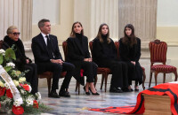 Emmanuel-Philibert de Savoie et Clotilde Courau unis dans le chagrin, leurs filles Vittoria et Luisa dignes dans leur deuil