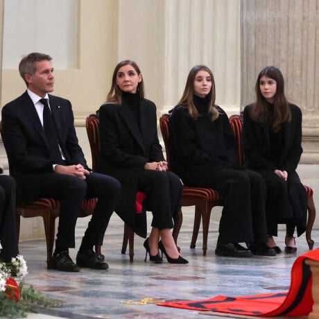 Emmanuel-Philibert de Savoie et Clotilde Courau unis dans le chagrin, leurs filles Vittoria et Luisa dignes en plein deuil