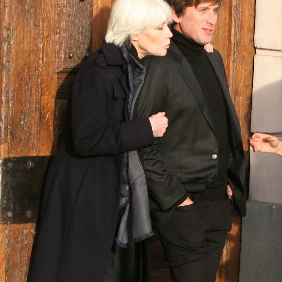 Exclusif - Françoise Hardy et son fils Thomas Dutronc se baladent le long des quais de l'Île Saint-Louis à Paris, France, le 2 novembre 2016. Françoise Hardy se dévoile dans "Un cadeau du ciel", son dernier livre aux Éditions des Équateur dans lequel elle revient sur son hospitalisation en mars dernier (15) pour son lymphome, en librairie, le 3 novembre.