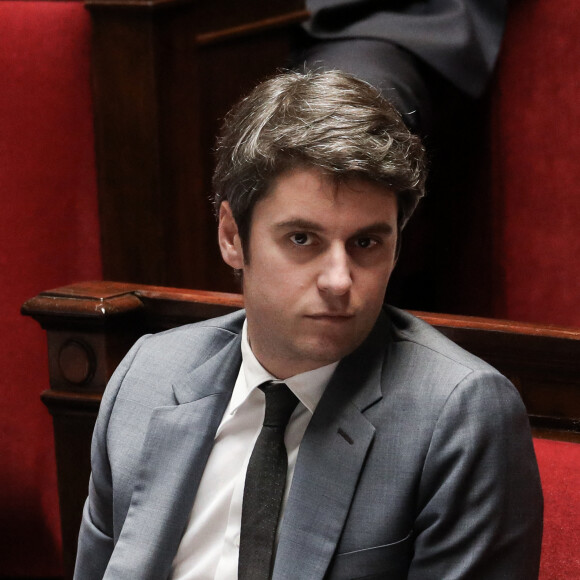 "Spontanément, j'ai voulu partager ce moment avec les ministres à côté de moi".
Le premier ministre, Gabriel Attal - Séance de questions au gouvernement à l'assemblée nationale, Paris, le 6 février 2024 © Stéphane Lemouton / Bestimage