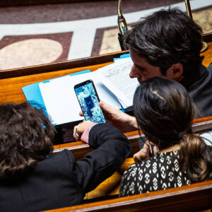 Il a récemment été épinglé par les internautes car il montrait à ses ministres la photo d'un chiot sur son smartphone
Gabriel Attal à l'assemblée nationale
