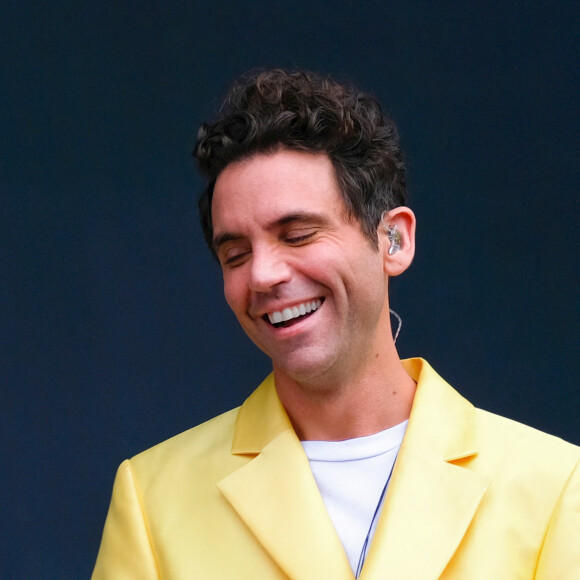 Adepte des tenues colorées et flashys, le chanteur a opté pour ce prime de lancement pour un costume jaune vif.
L'auteur-compositeur-interprète Mika sur scène pour le festival de l'île de Wight 2023, à NewPort, Royaume Uni, le 18 juin 2023. © Dawn Fletcher-Park/SOPA Images/Zuma Press/Bestimage 