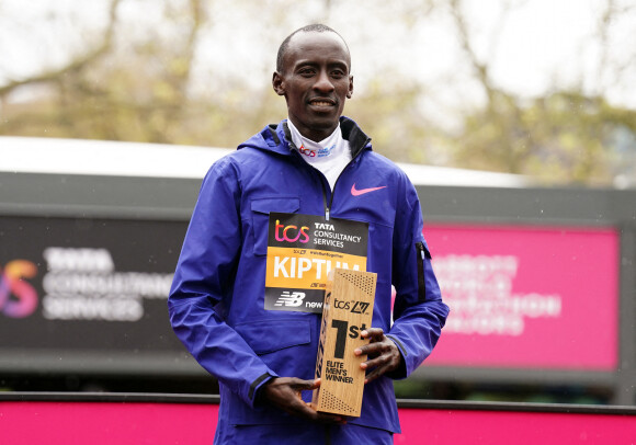 Recordman du monde du marathon, il a fait une sortie de route alors qu'il était au volant
 
Kelvin Kiptum au marathon de Londres en 2023. Photo : John Walton/PA Photos/ABACAPRESS.COM