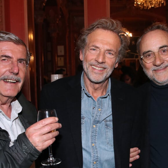 Bernard Menez et Antoine Duléry sont eux aussi venus applaudir les stars sur scène
Exclusif - Bernard Menez, Stéphane Freiss et Antoine Duléry - Personnalités à la générale de la pièce de théâtre " Le Cercle des Poètes Disparus " au Théâtre Antoine à Paris, France. Le 8 Février 2024. © Bertrand Rindoff / Bestimage 