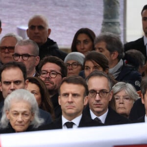 Élisabeth Badinter, le président de la République Emmanuel Macron, le Premier ministre Gabriel Attal, le président du Sénat Gabriel Attal - Hommage national à Robert Badinter devant le ministère de la Justice sur la place Vendôme à Paris le 14 février 2024. L'ancien garde des Sceaux, artisan de l'abolition de la peine de mort, est décédé vendredi dernier à l'âge de 95 ans. © Dominique Jacovides/Bestimage 