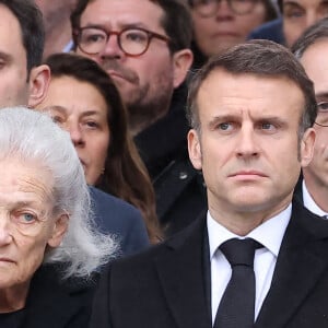 Elisabeth Badinter, Emmanuel Macron, président de la République Française, - Hommage national à Robert Badinter devant le ministère de la Justice sur la place Vendôme à Paris le 14 février 2024. L'ancien garde des Sceaux, artisan de l'abolition de la peine de mort, est décédé vendredi dernier à l'âge de 95 ans. © Dominique Jacovides/Bestimage