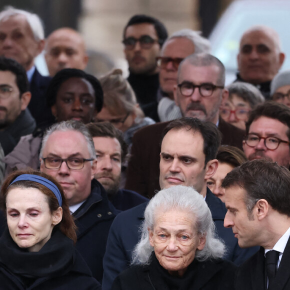 Simon Marcel Badinter, Judith Badinter, Elisabeth Badinter, le président de la République Emmanuel Macron, Gabriel Attal ( Premier ministre) - Hommage national à Robert Badinter devant le ministère de la Justice sur la place Vendôme à Paris le 14 février 2024. L'ancien garde des Sceaux, artisan de l'abolition de la peine de mort, est décédé vendredi dernier à l'âge de 95 ans. © Dominique Jacovides/Bestimage