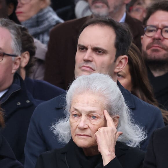 Simon Marcel Badinter, Judith Badinter, Elisabeth Badinter, le président de la République Emmanuel Macron - Hommage national à Robert Badinter devant le ministère de la Justice sur la place Vendôme à Paris le 14 février 2024. L'ancien garde des Sceaux, artisan de l'abolition de la peine de mort, est décédé vendredi dernier à l'âge de 95 ans. © Dominique Jacovides/Bestimage