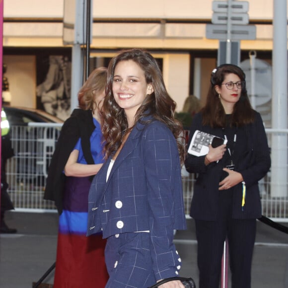 Ce lieu s'appelle la ferme de la ville Lambert, dans les Côtes-d'Armor.
Lucie Lucas - Photocall lors de la 5e saison du festival International des Séries "Canneseries" à Cannes le 4 avril 2022. © Denis Guignebourg / Bestimage