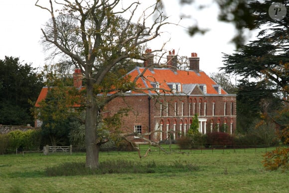 La demeure, entièrement rénovée, possède 10 chambres, un jardin d'hiver, une piscine ainsi qu'un court de tennis 
Archives - Illustration de l'évolution de la maison du prince William et de Kate Middleton, duc et duchesse de Cambridge, "Anmer Hall" dans le Norfolk. 