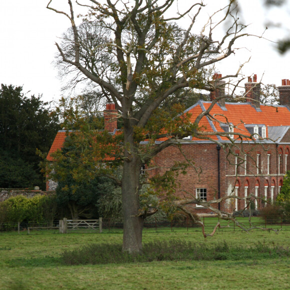 La demeure, entièrement rénovée, possède 10 chambres, un jardin d'hiver, une piscine ainsi qu'un court de tennis 
Archives - Illustration de l'évolution de la maison du prince William et de Kate Middleton, duc et duchesse de Cambridge, "Anmer Hall" dans le Norfolk. 