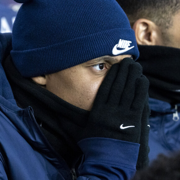 Depuis, il est notamment devenu le meilleur buteur de l'histoire du PSG (274 buts au total).
Kylian Mbappé dans les tribunes du match de Ligue 1 Uber Eats "PSG-Lille" (3-1) au Parc des Princes à Paris le 10 février 2024. © Cyril Moreau/Bestimage 