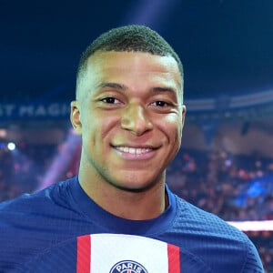 Info du 15 février 2024 - Kylian Mbappé a annoncé au PSG son départ cet été - Kylian Mbappé lors de la cérémonie de remise du trophée de champion de France au Paris Saint-Saint-Germain (PSG) après le match de football Ligue 1 Uber Eats opposant le Paris Saint-Germain (PSG) au Clermont Foot 63 au Parc des Princes à Paris, France, le 3 juin 2023. Clermont a gagné 3-2. © Philippe Lecoeur/Pool/Bestimage 