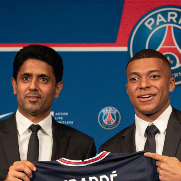 Info du 15 février 2024 - Kylian Mbappé a annoncé au PSG son départ cet été - Nasser al-Khelaïfi, président-directeur général du Paris Saint-Germain, et Kylian Mbappé lors d'une conférence de presse suite au renouvellement du contrat de l'attaquant au Paris Saint-Germain jusqu'en 2025, au Parc des Princes à Paris, France, le 23 mai 2022. © Aurelien Morissard/Panoramic/Bestimage 