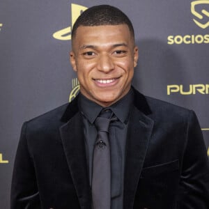 Info du 15 février 2024 - Kylian Mbappé a annoncé au PSG son départ cet été - Info - Kylian Mbappé nommé ambassadeur global de Dior - Kylian Mbappé - Photocall de la cérémonie du Ballon d'Or 2021 au Théâtre du Châtelet le 29 novembre 2021. © Cyril Moreau/Bestimage 