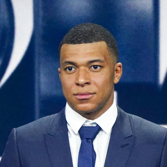Info du 15 février 2024 - Kylian Mbappé a annoncé au PSG son départ cet été - Kylian Mbappé (trophée FIFPro Team World Hommes) lors de la cérémonie des Best Fifa awards à la salle Pleyel à Paris le 27 février 2023. © Pierre Perusseau / Bestimage 