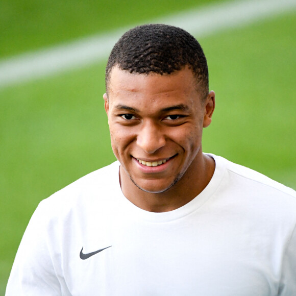 Info du 15 février 2024 - Kylian Mbappé a annoncé au PSG son départ cet été - Info - Kylian Mbappé nommé capitaine de l'équipe de France par Didier Deschamps - Info - Le Real Madrid propose 160 millions d'euros au PSG pour Mbappé - 10 KYLIAN MBAPPE (FRA) - FAIR PLAY lors de l'entraînement de l'équipe de France de football pendant UEFA EURO 2020, à Budapest, Hongrie, le 21 juin 2021. © Anthony Bibard/FEP/Panoramic/Bestimage 