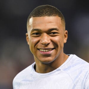 Info du 15 février 2024 - Kylian Mbappé a annoncé au PSG son départ cet été - Info - Kylian Mbappé nommé capitaine de l'équipe de France par Didier Deschamps - Echauffement des joueurs du PSG Kylian Mbappe (PSG) - Match retour de Ligue Des Champions 2022 (LDC) entre le PSG et Benfica (1-1) au Parc des Princes à Paris le 11 octobre 2022. 