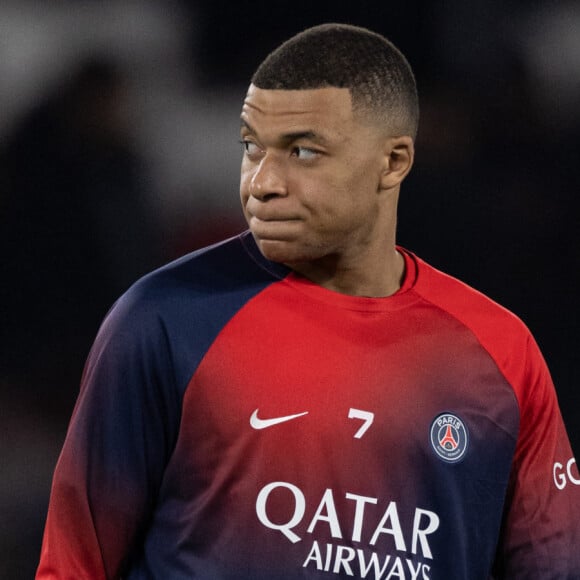 Ce vendredi, il se retrouve indirectement lié à une sombre histoire d'escroquerie. 
Kylian Mbappé lors du match aller des huitièmes de finale de la Ligue des champions entre le Paris Saint-Germain (PSG) et la Real Sociedad (2-0) au Parc des Princes à Paris, France, le 15 février 2024. © Jérémy Melloul/Bestimage 