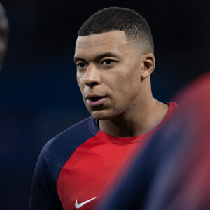 Ce dernier aurait fourni des lots pour une tombola avec de faux autographes de sportifs.
Kylian Mbappé lors du match aller des huitièmes de finale de la Ligue des champions entre le Paris Saint-Germain (PSG) et la Real Sociedad (2-0) au Parc des Princes à Paris, France, le 15 février 2024. © Jérémy Melloul/Bestimage 