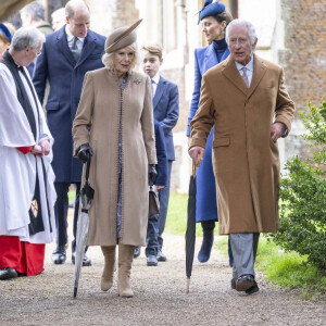 "On lui avait évidemment dit qu'il faudrait dire quelques mots à propos de son père et il est retourné au Royaume Uni. S'il n'y était pas allé, il n'aurait rien eu à dire à propos du roi."
Le prince William, prince de Galles, et Catherine (Kate) Middleton, princesse de Galles, Le prince George de Galles, Le roi Charles III d'Angleterre et Camilla Parker Bowles, reine consort d'Angleterre - Messe de Noël à Sandringham le 25 décembre 2023