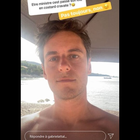 Gabriel Attal torse nu en vacances