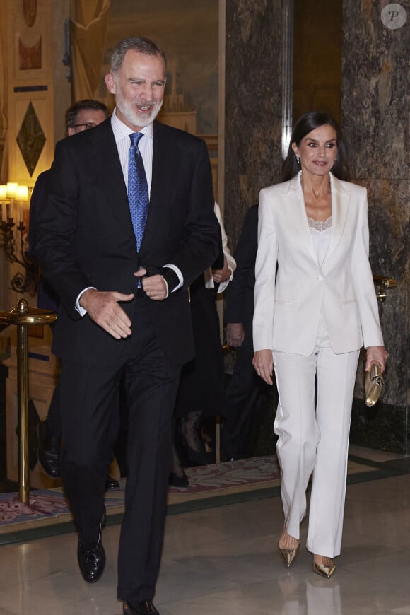 Cette connexion remonte à la branche Beck de l'arbre généalogique du premier ministre, qui est devenue la branche Glücksbourg avec le temps.
Le roi Felipe VI et la reine Letizia d'Espagne lors de la soirée de remise du Prix de journalisme "Francisco Cerecedo" au Westin Palace Hotel à Madrid.