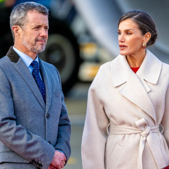 Le prince Frederik de Danemark et La reine Letizia d'Espagne - Le couple royal d'Espagne, accueilli par la famille royale du Danemark à leur arrivée à Copenhague, le 6 novembre 2023.