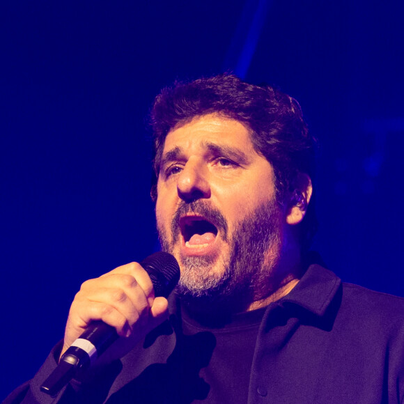 Le musicien a ensuite précisé que Jean-Jacques Goldman l'avait toujours aidé lorsqu'il était "en galère" par le passé
Exclusif - Claudio Capéo en concert au Zenith de Paris...Avec la présence en guest de Patrick Fiori et Eloïz. Son 4ème album " Rose des Vents " est sorti en Novembre dernier et est certifié disque de platine. Il vient d'entamer sa tournée des Zénith partout en France, après une tournée des festivals cet été. Un cadre avec un ticket d'or lui a été remis sur scène par Patrick Fiori pour célébrer les 100.000 tickets vendus sur sa tournée. © Jérémy Melloul / Bestimage 