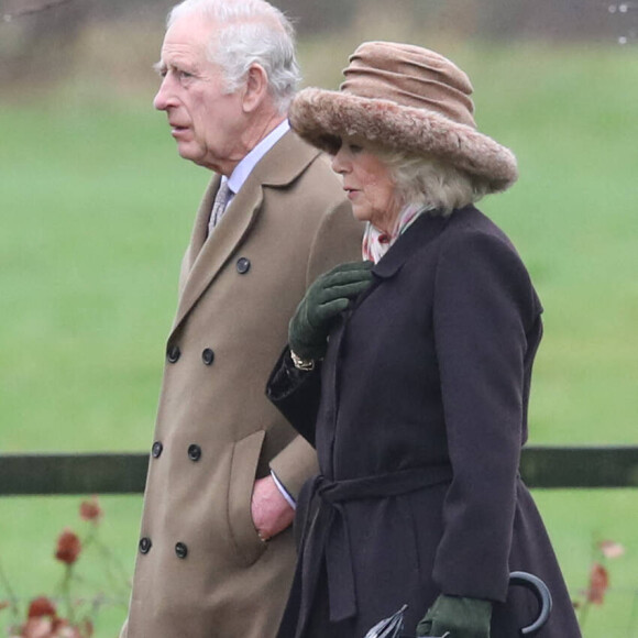 Le roi Charles III d'Angleterre et Camilla Parker Bowles, reine consort d'Angleterre, à la sortie de la messe du dimanche en l'église Sainte-Marie Madeleine à Sandringham. Le 18 février 2024 