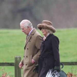 Le roi Charles III d'Angleterre et Camilla Parker Bowles, reine consort d'Angleterre, à la sortie de la messe du dimanche en l'église Sainte-Marie Madeleine à Sandringham. Le 18 février 2024 