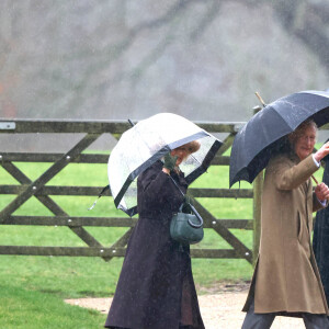 Le roi Charles III d'Angleterre et Camilla Parker Bowles, reine consort d'Angleterre, à la sortie de la messe du dimanche en l'église Sainte-Marie Madeleine à Sandringham. Le 18 février 2024 © Imago / Panoramic / Bestimage 