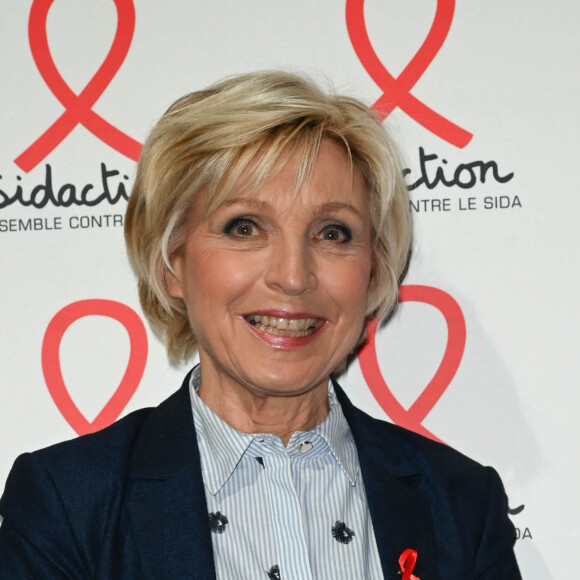 Elle a simplement précisé qu'elle devait garder son attelle pour ne pas que cela s'aggrave
Evelyne Dhéliat - Soirée de lancement du Sidaction 2022 à la salle Wagram à Paris le 7 mars 2022. © Coadic Guirec/Bestimage